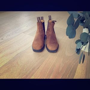 BLUNDSTONE BOOTS 7.5 (4.5 blundstone size)